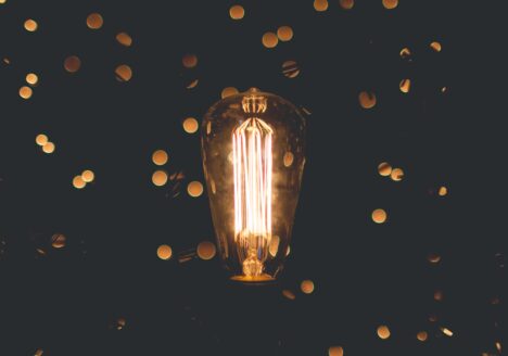 Glühbirne vor glitzerndem Konfetti